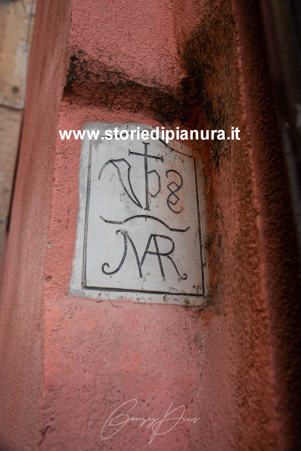 Formella con i simboli di Gesù e Maria