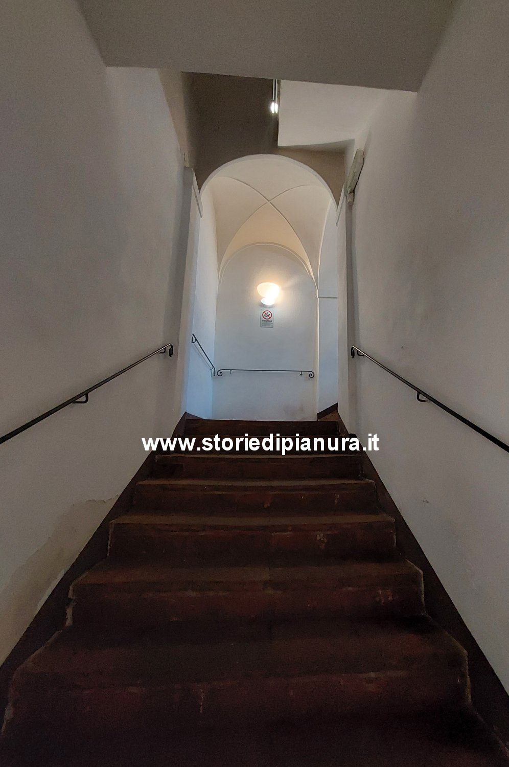 Scala interna di Casa Ariosto, che conduce al piano nobile