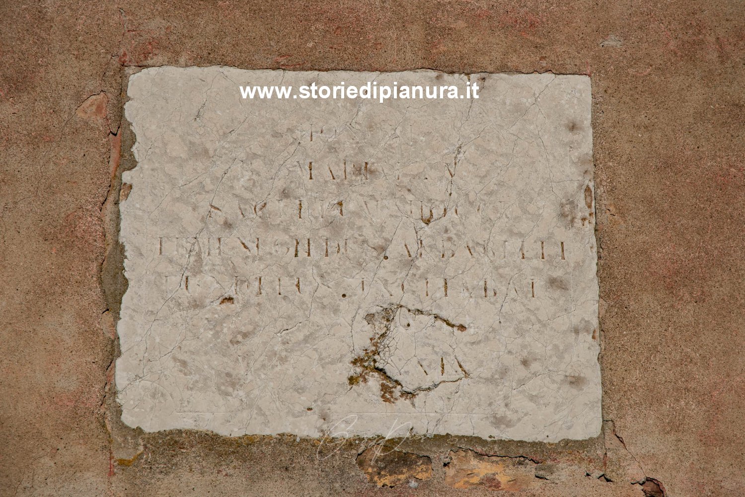 Iscrizione sopra l'ingresso dell'Oratorio della Beata Vergine, Finale Emilia
