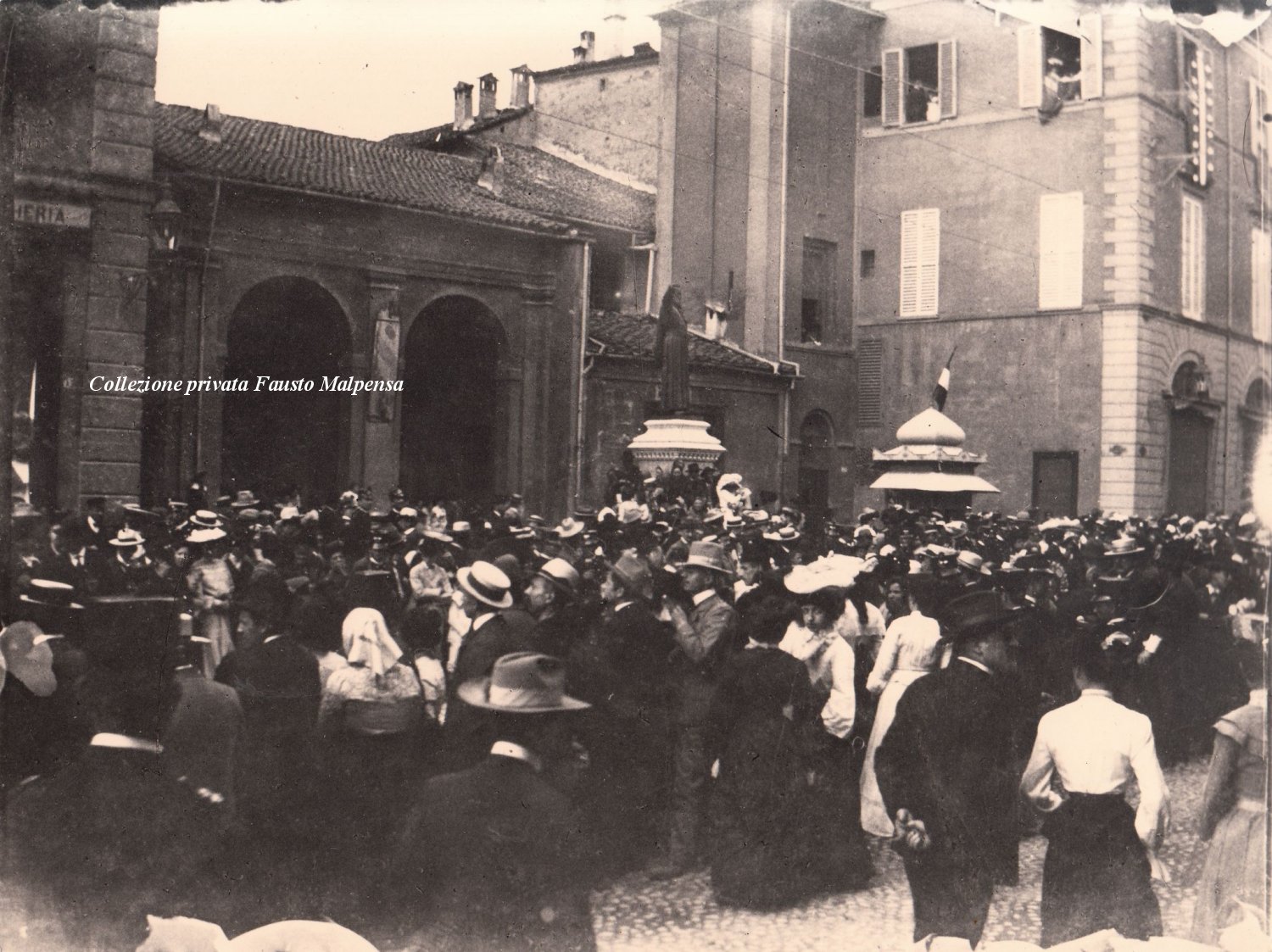 Monumento Ugo Bassi davanti al Mercato delle Erbe