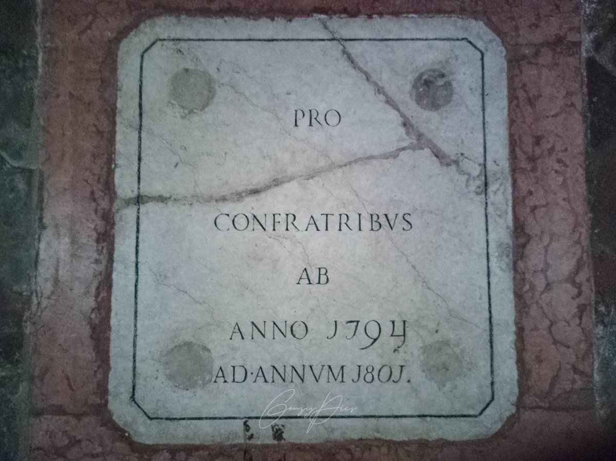 Lapide sul pavimento dell'oratorio