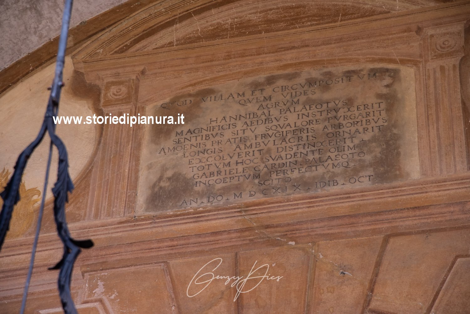 Iscrizione del 1619 sotto il loggiato della villa