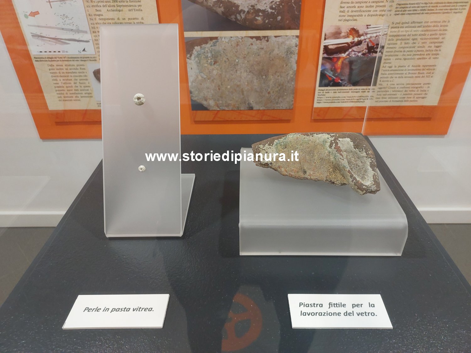 Frammento di una piastra di terracotta utilizzata per fondere il vetro